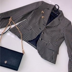 Stylish jacket with shoulder pads